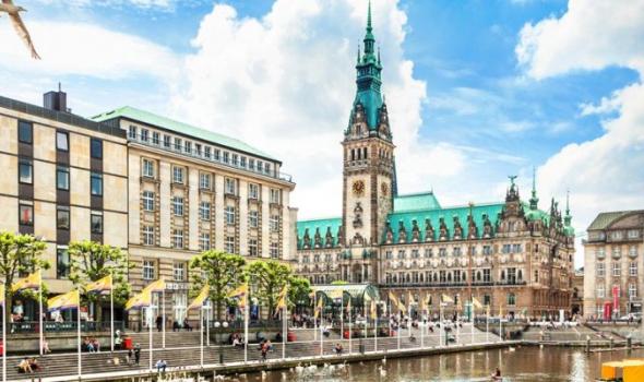 Hamburg-city-center-with-town-hall-and-Alster-river_XXL-870x400